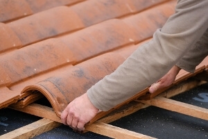 Rénovation complète d’un toit : pourquoi choisir un entrepreneur polyvalent ?